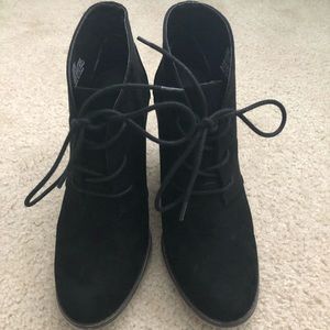 BLACK HEELED BOOTIES